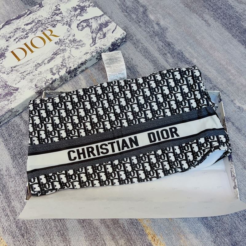 CHRISTIAN DIOR